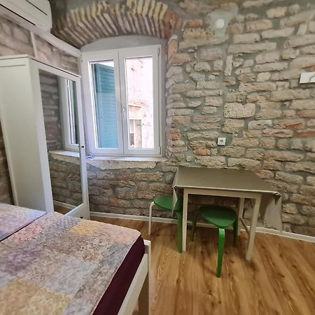 Rooms & Studio Apartments Σίμπενικ Δωμάτιο φωτογραφία